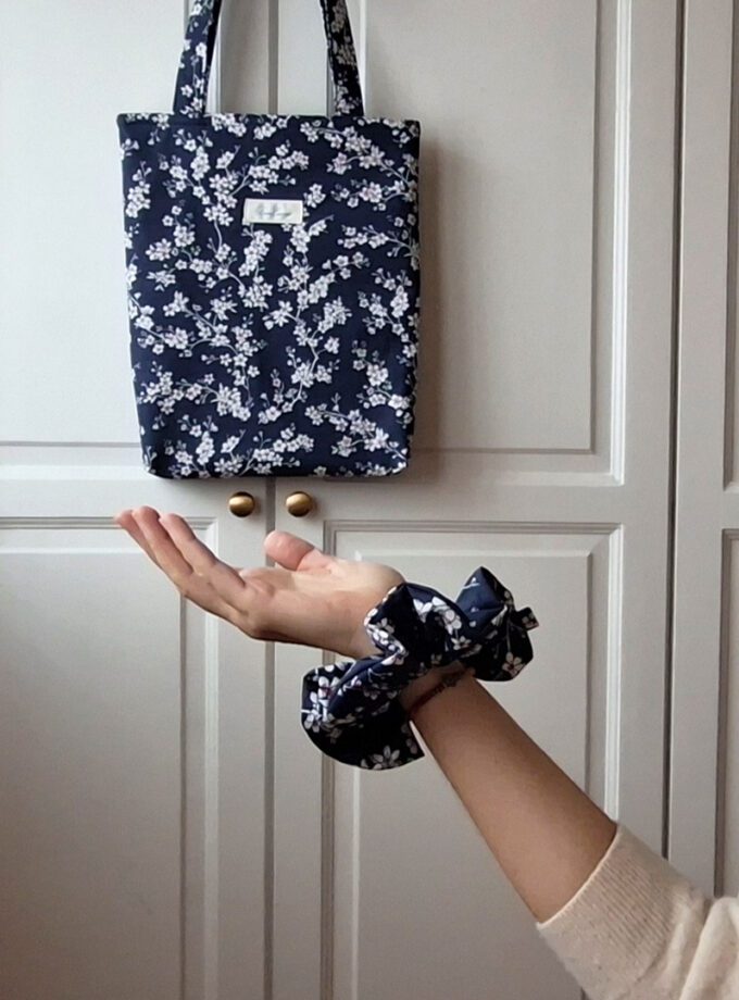 Set τσάντα Tote & scrunchie - navy blue άνθη κερασιάς